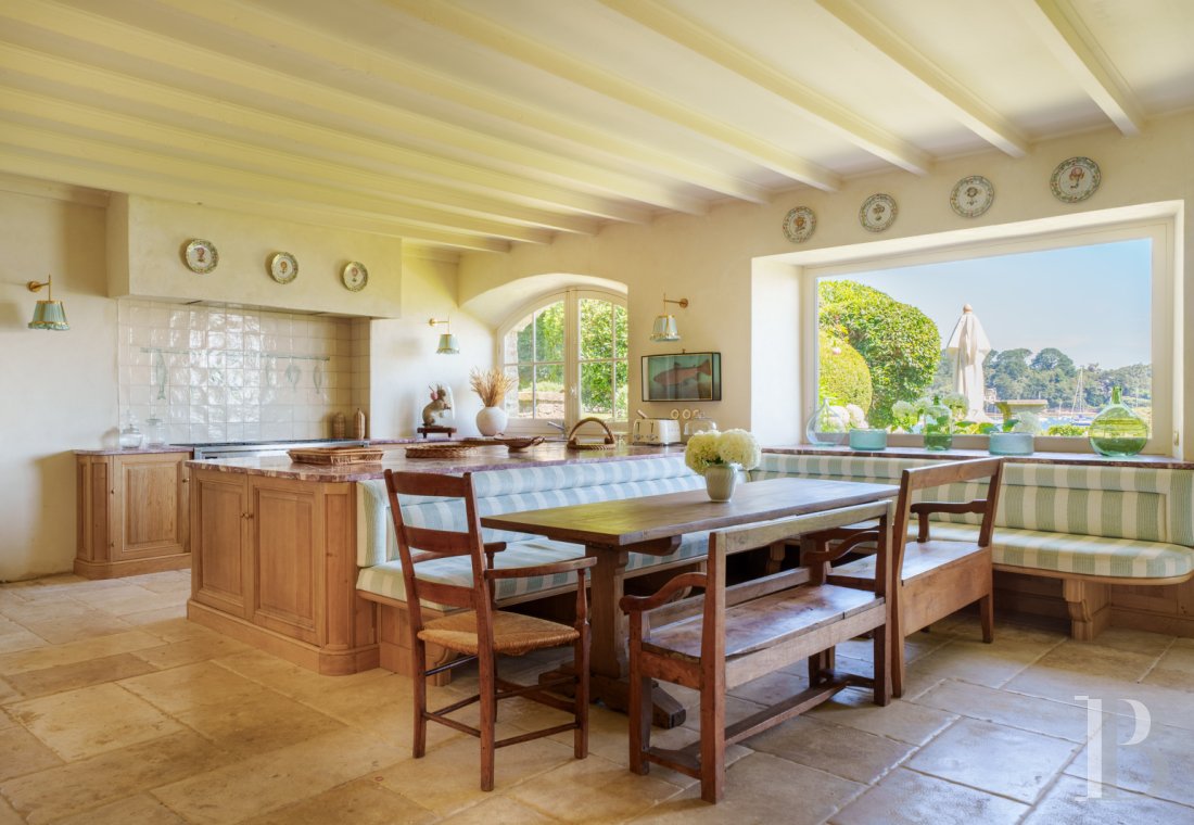 À Arradon, dans le golfe du Morbihan, une île privée de douze hectares et ses deux maisons - photo  n°14